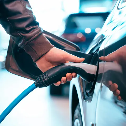 Une voiture électrique branchée à une borne de recharge